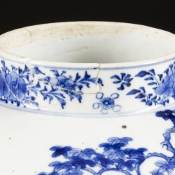 Een set van (2) porseleinen dekselvazen met figuratief decor, China, 19e eeuw.