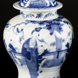 Een set van (2) porseleinen dekselvazen met figuratief decor, China, 19e eeuw.