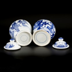 Een set van (2) porseleinen dekselvazen met figuratief decor, China, 19e eeuw.