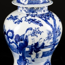 Een set van (2) porseleinen dekselvazen met figuratief decor, China, 19e eeuw.