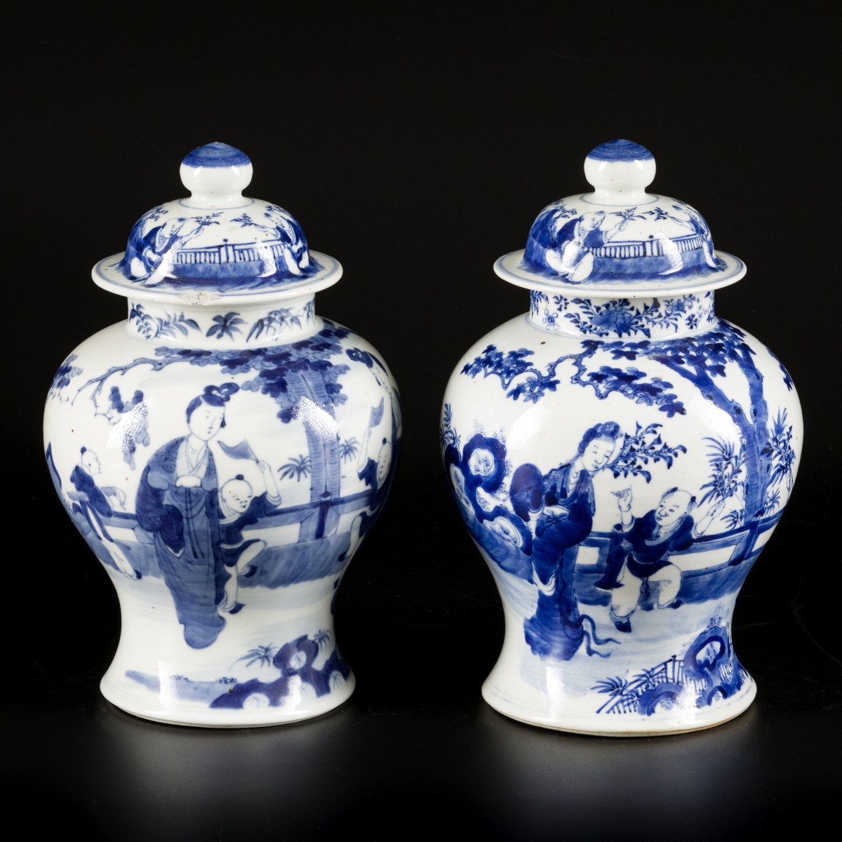 Een set van (2) porseleinen dekselvazen met figuratief decor, China, 19e eeuw.