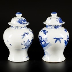 Een set van (2) porseleinen dekselvazen met figuratief decor, China, 19e eeuw.