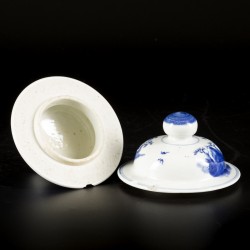 Een set van (2) porseleinen dekselvazen met figuratief decor, China, 19e eeuw.
