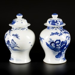 Een set van (2) porseleinen dekselvazen met figuratief decor, China, 19e eeuw.