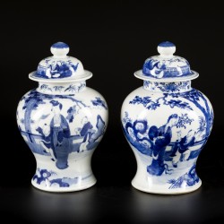 Een set van (2) porseleinen dekselvazen met figuratief decor, China, 19e eeuw.
