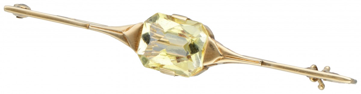 14 kt. Geelgouden art deco broche bezet met ca. 4.02 ct. synthetische gele saffier.