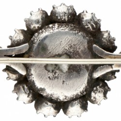 835 Zilveren antieke bloemvormige broche bezet met diamant/glas en onyx.