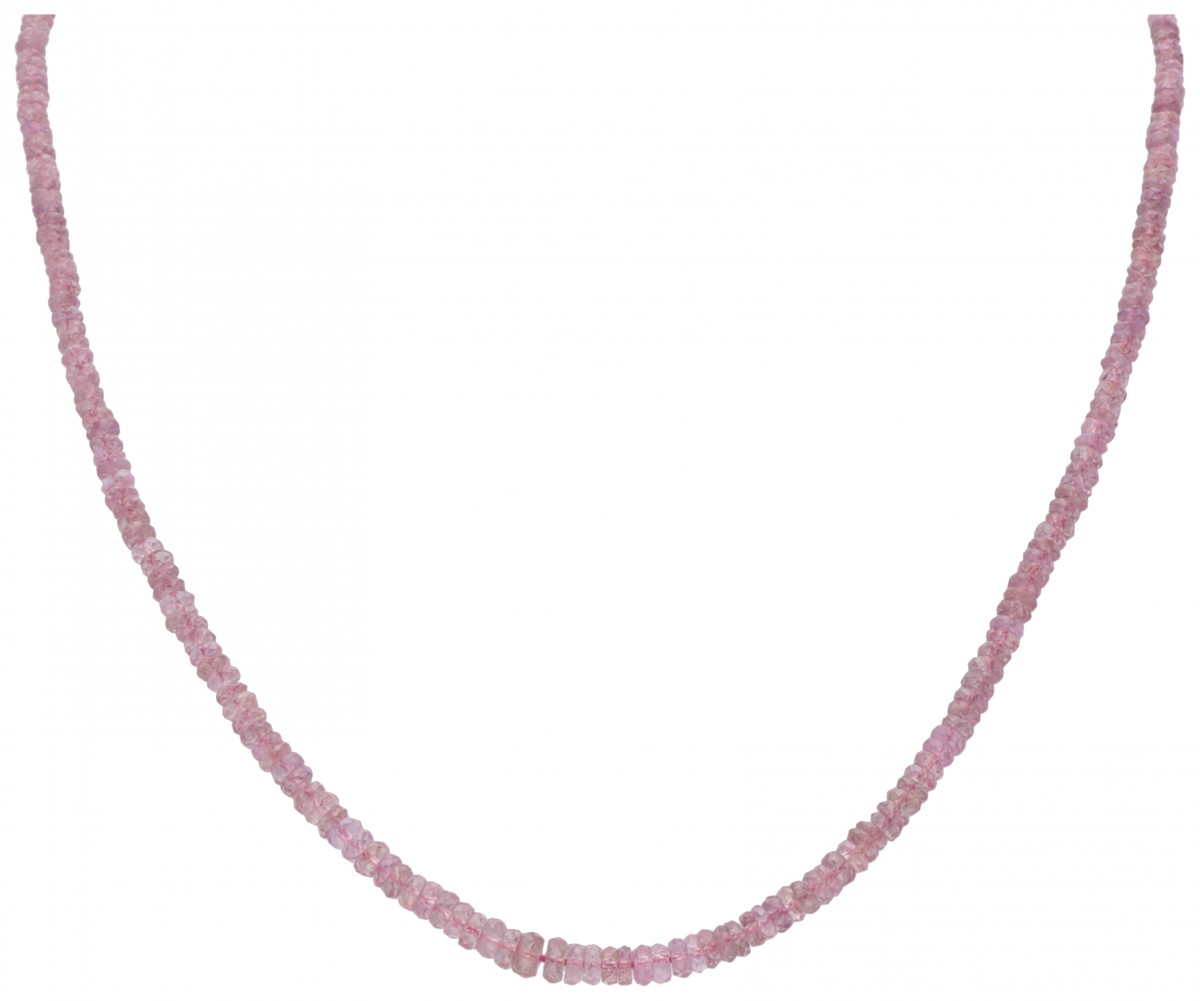 Enkele streng collier met natuurlijke roze saffier en een 14 kt. geelgouden sluiting.