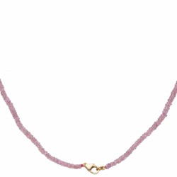 Enkele streng collier met natuurlijke roze saffier en een 14 kt. geelgouden sluiting.