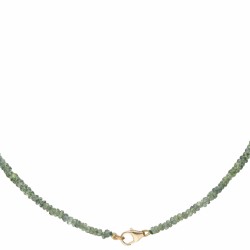 Enkele streng collier met natuurlijke groene saffier en een 14 kt. geelgouden sluiting.