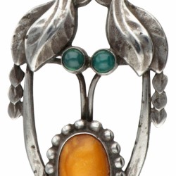 Vroeg zilveren Georg Jensen collier met no.4 art nouveau hanger bezet met barnsteen en chrysopraas - 830/1000.