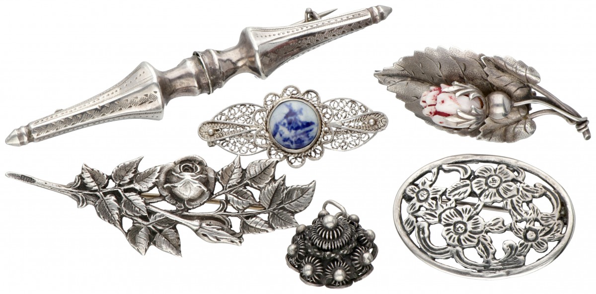 Lot van (5) 835 zilveren antieke broches en een Zeeuwse-knoophanger.