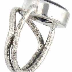 Zilveren solitair ring bezet met een saffier - 925/1000.