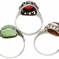 Lot van (3) 835 zilveren vintage ringen bezet met o.a. carneool en bloedkoraal.