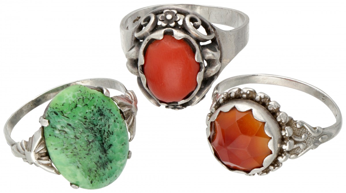 Lot van (3) 835 zilveren vintage ringen bezet met o.a. carneool en bloedkoraal.