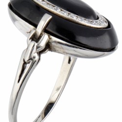 14 kt. Witgouden ovale art deco ring bezet met ca. 0.24 ct. diamant en onyx.