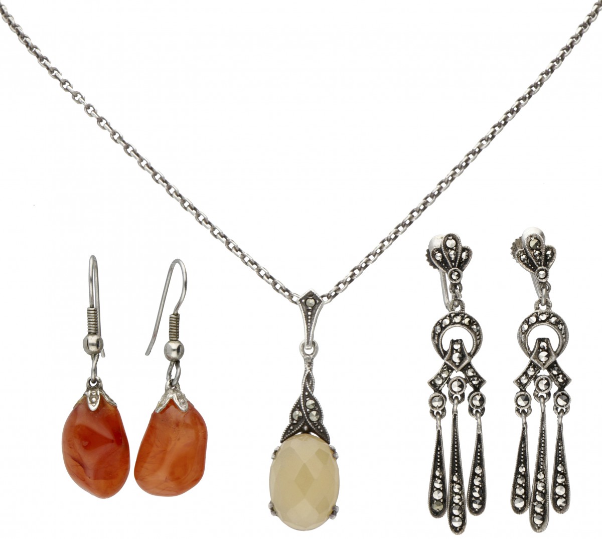 Lot van twee paar 835 zilveren oorbellen en een collier met hanger.
