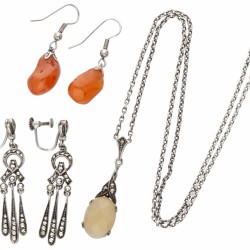 Lot van twee paar 835 zilveren oorbellen en een collier met hanger.