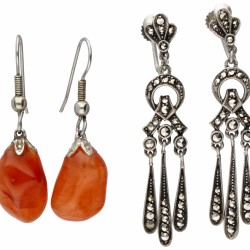 Lot van twee paar 835 zilveren oorbellen en een collier met hanger.