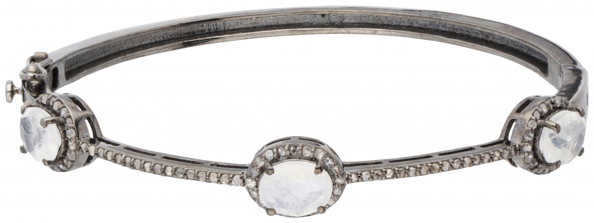 Zilveren bangle armband bezet met ca. 2.94 ct. maansteen en roos geslepen diamant - 925/1000.