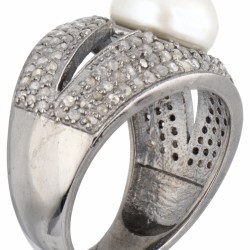 Sterling zilveren ring bezet met roos geslepen diamant en zoetwaterparel.