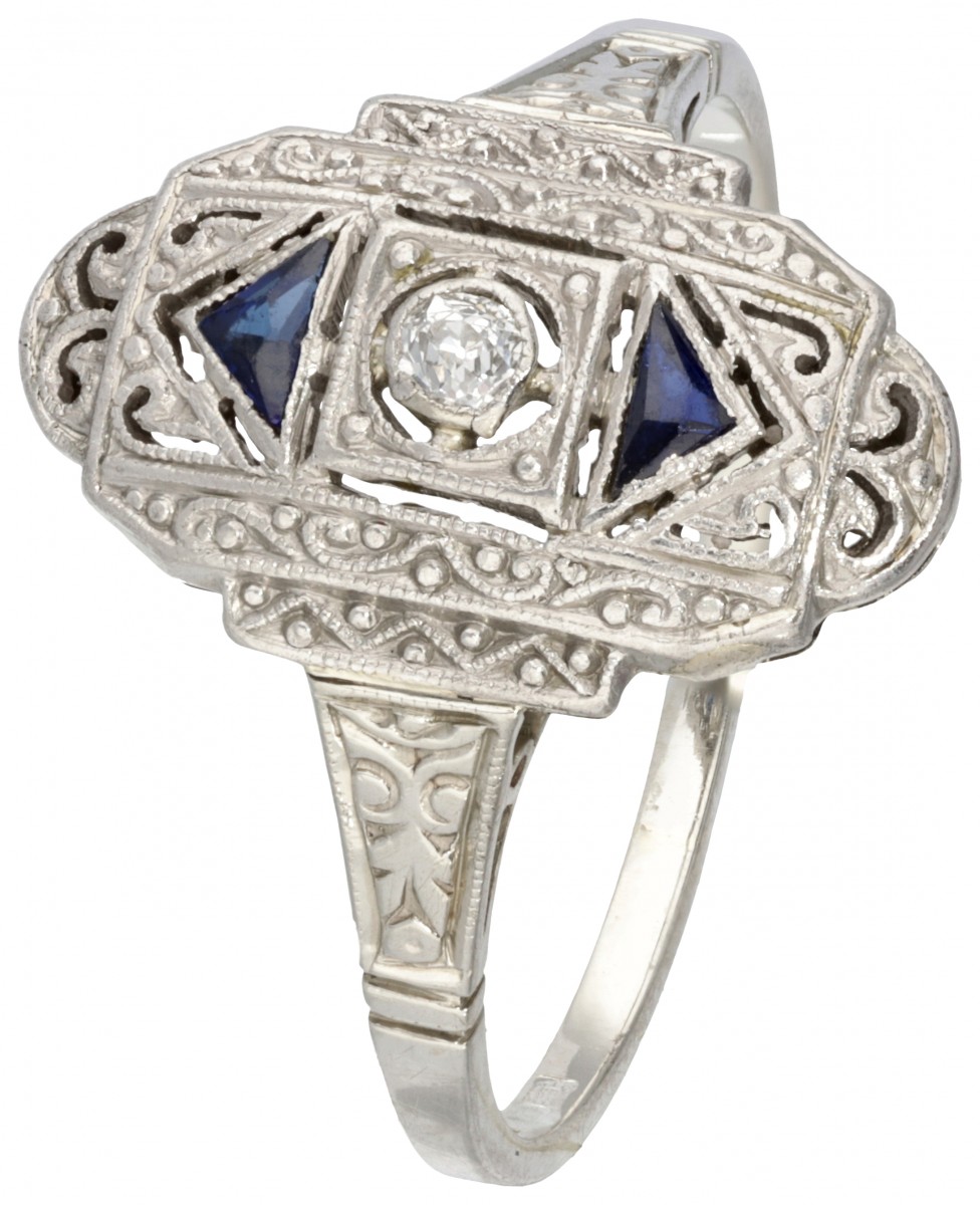 14 kt. Witgouden en Pt 950 platina ajour / opengewerkte art deco ring bezet met ca. 0.03 ct. diamant en synthetische saffier.