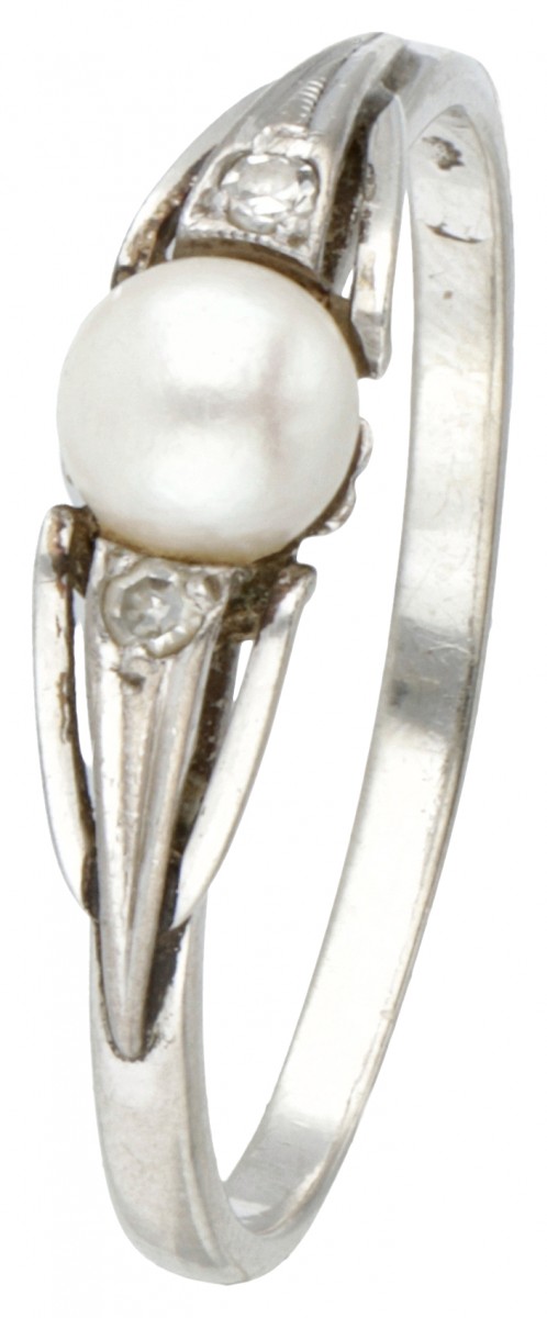14 kt. Witgouden ring bezet met ca. 0.02 ct. diamant en een zoetwaterparel.