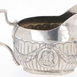 Roomkannetje zilver.