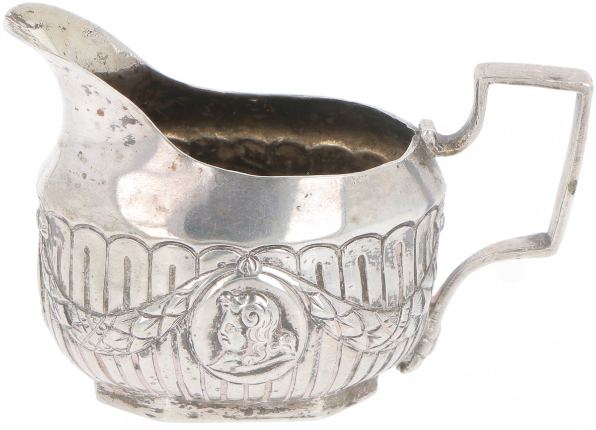 Roomkannetje zilver.
