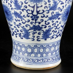 Een porseleinen dekselvaas met floraal decor, China, 19e/20e eeuw.