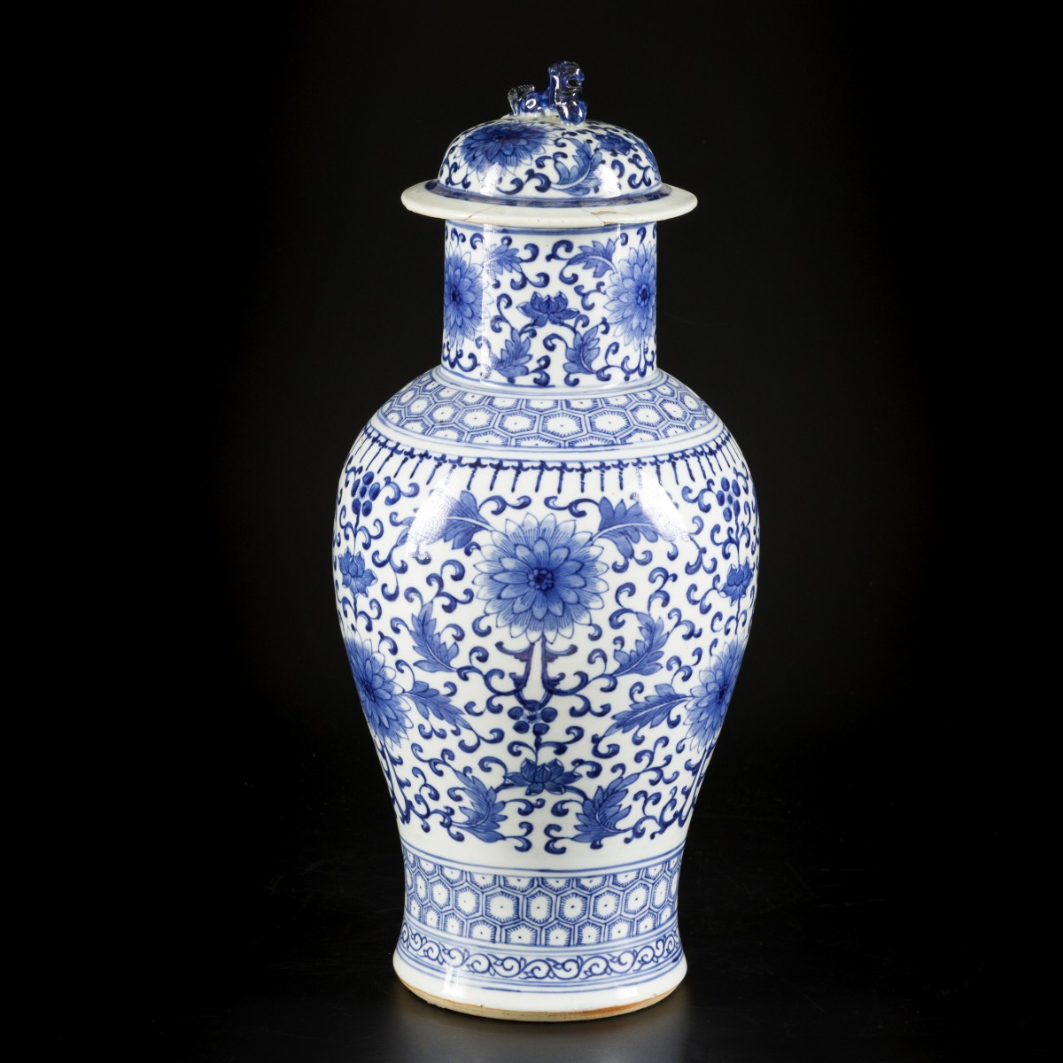 Een porseleinen dekselvaas met floraal decor, China, 19e/20e eeuw.