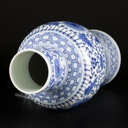Een porseleinen dekselvaas met floraal decor, China, 19e/20e eeuw.