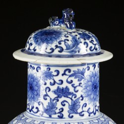 Een porseleinen dekselvaas met floraal decor, China, 19e/20e eeuw.