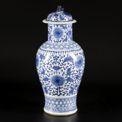 Een porseleinen dekselvaas met floraal decor, China, 19e/20e eeuw.