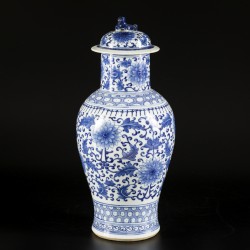Een porseleinen dekselvaas met floraal decor, China, 19e/20e eeuw.