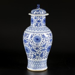 Een porseleinen dekselvaas met floraal decor, China, 19e/20e eeuw.
