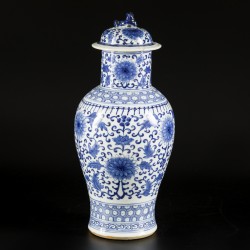 Een porseleinen dekselvaas met floraal decor, China, 19e/20e eeuw.