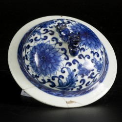 Een porseleinen dekselvaas met floraal decor, China, 19e/20e eeuw.