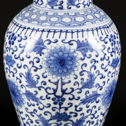 Een porseleinen dekselvaas met floraal decor, China, 19e/20e eeuw.