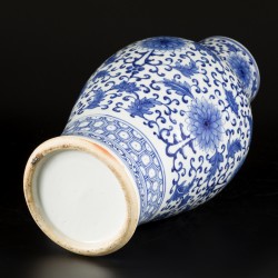 Een porseleinen dekselvaas met floraal decor, China, 19e/20e eeuw.