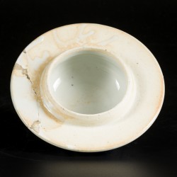 Een porseleinen dekselvaas met floraal decor, China, 19e/20e eeuw.