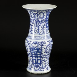Een porseleinen Yen Yen vaas gedecoreerd met Double Happiness teken, 囍 (shuangxi), China, 19e eeuw.