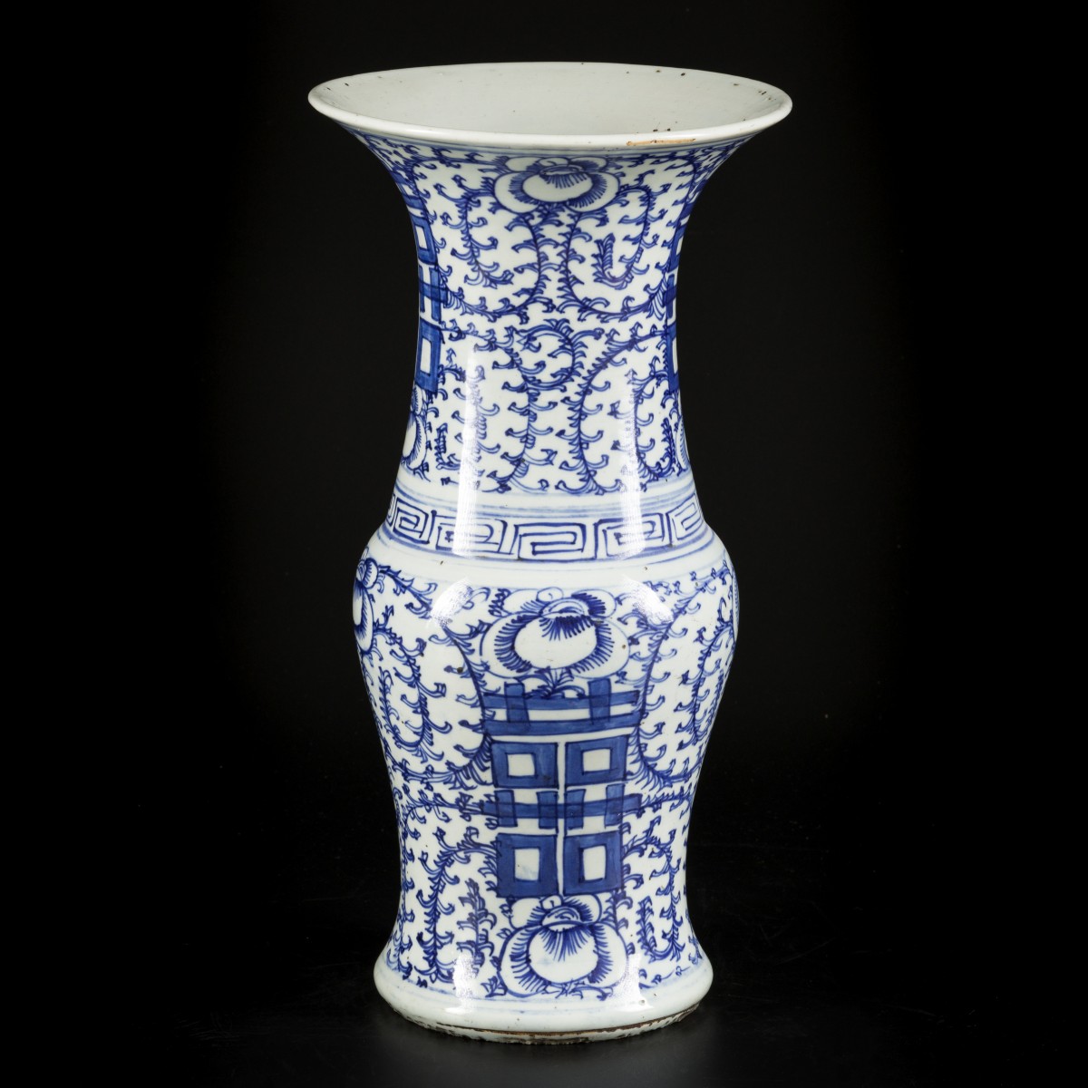 Een porseleinen Yen Yen vaas gedecoreerd met Double Happiness teken, 囍 (shuangxi), China, 19e eeuw.