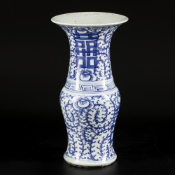 Een porseleinen Yen Yen vaas gedecoreerd met Double Happiness teken, 囍 (shuangxi), China, 19e eeuw.