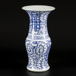 Een porseleinen Yen Yen vaas gedecoreerd met Double Happiness teken, 囍 (shuangxi), China, 19e eeuw.