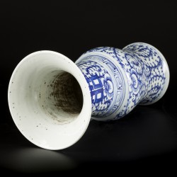 Een porseleinen Yen Yen vaas gedecoreerd met Double Happiness teken, 囍 (shuangxi), China, 19e eeuw.