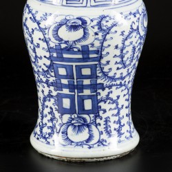 Een porseleinen Yen Yen vaas gedecoreerd met Double Happiness teken, 囍 (shuangxi), China, 19e eeuw.