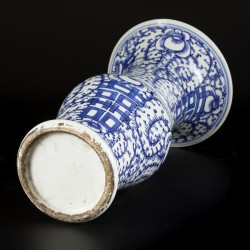Een porseleinen Yen Yen vaas gedecoreerd met Double Happiness teken, 囍 (shuangxi), China, 19e eeuw.