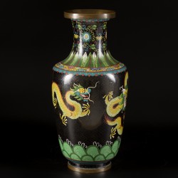 Een cloisonné vaas met drakendecor, China, eind 19e eeuw.