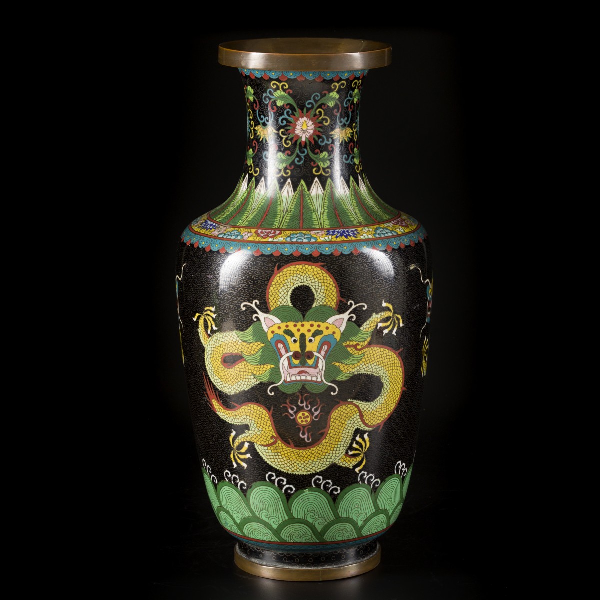 Een cloisonné vaas met drakendecor, China, eind 19e eeuw.